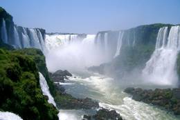 Ausschnitt der großflächigen Iguazu-Wasserfälle
