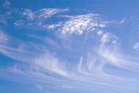 blauer Himmel mit Cirrus-Wolke