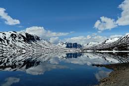 von Bergen umgebener See in Norwegen