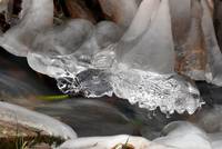 Zusammenspiel von fließendem Wasser und Eis