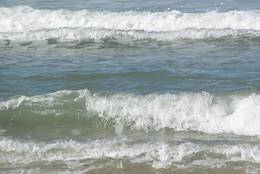 Wellen vom Strand aus beobachtet