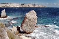 Korsika mit Felsen, Meer und blauem Himmel