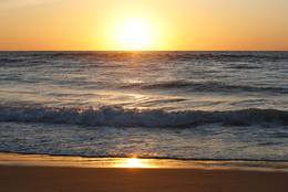 goldener Sonnenuntergang umrahmt das silbergraue Meer