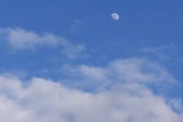 Wolkenhimmel mit Mond