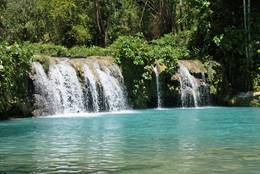 der Cambugahay Wasserfall auf Siquijor besticht durch seine Klarheit und Frische