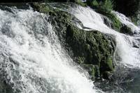 Wasser fließt über Felsen am Rheinfall von Schaffhausen