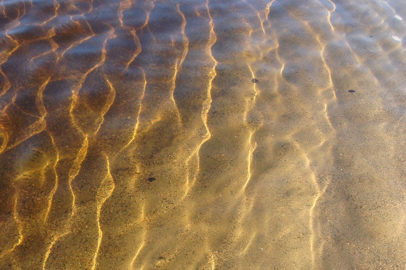 Licht zeichnet Muster im Wasser