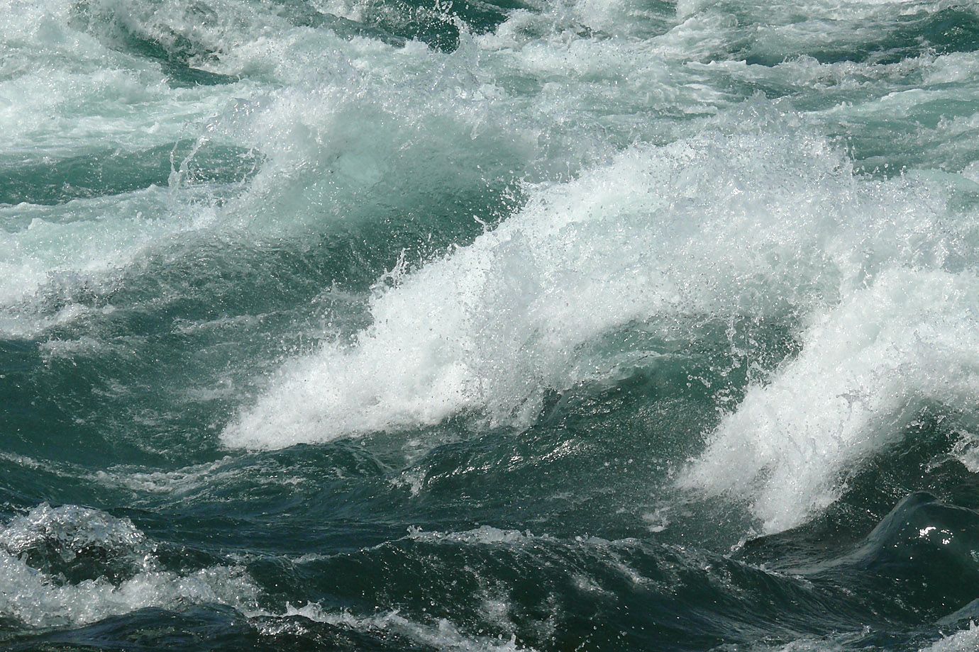 schmale Wellen im Wasser