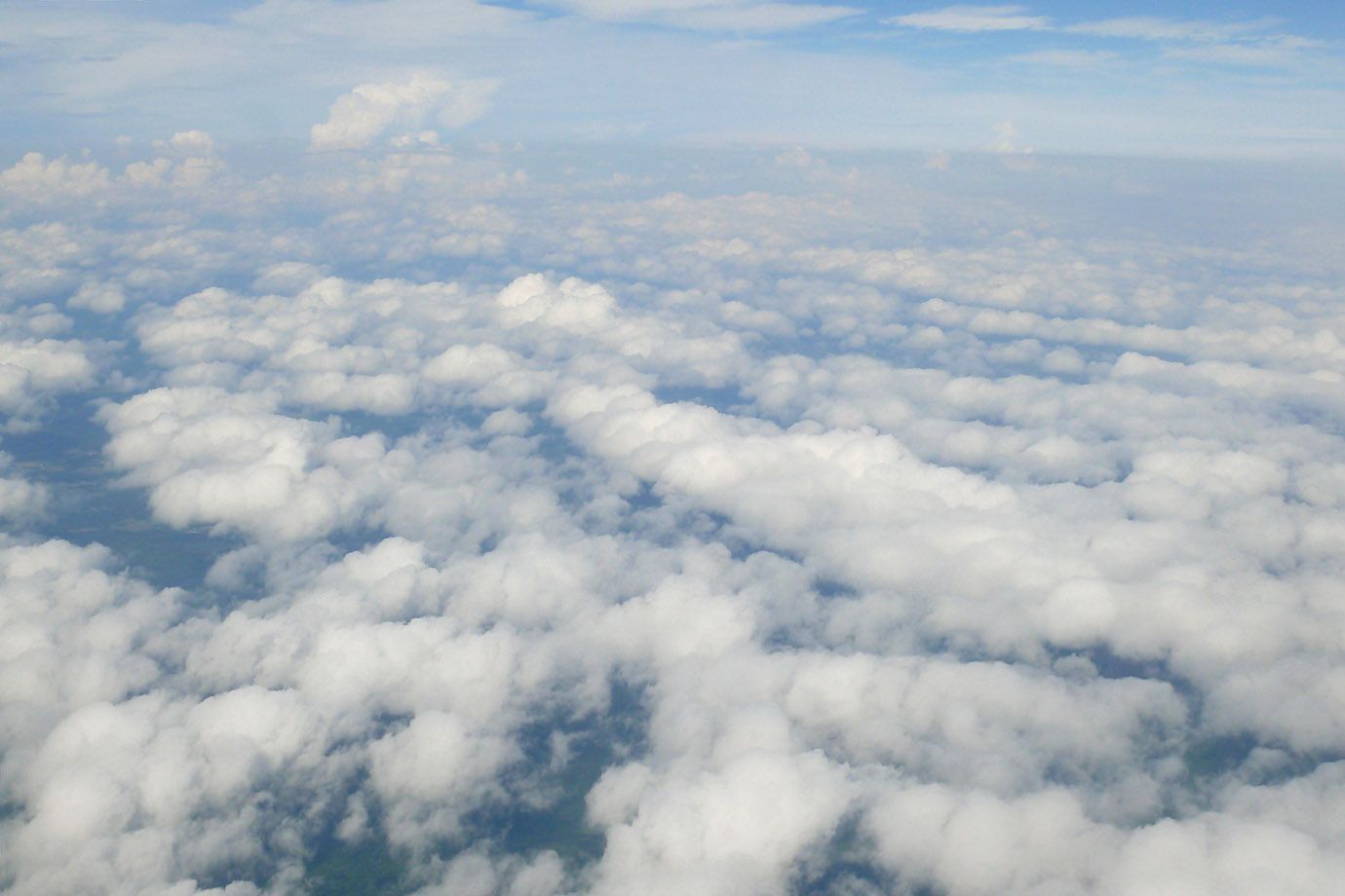 Schäfchenwolken von oben betrachtet