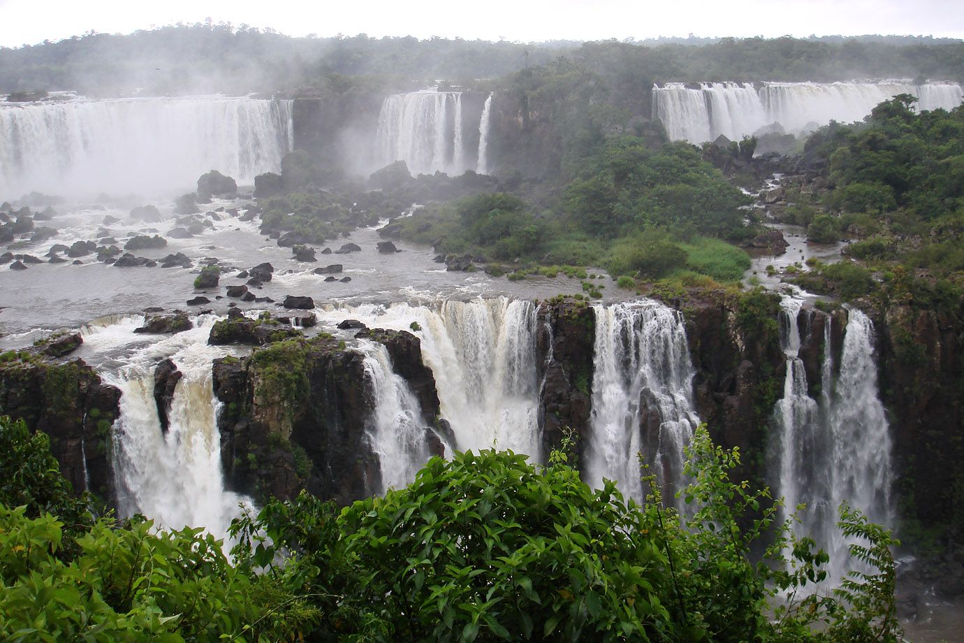 Iguaçu-Wasserfälle, an Grenze von Brasilien und Argentinien Iguaçu-Wasserfälle, an Grenze von Brasilien und Argentinien